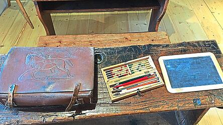 Diese Ansammlung von historischen Schulmaterialien mutet in der heutigen Zeit, einer Zeit von Tablet, Laptop und Smartboards, mehr als nostalgisch an.