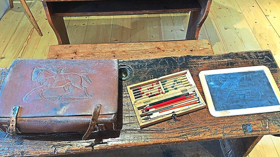 Diese Ansammlung von historischen Schulmaterialien mutet in der heutigen Zeit, einer Zeit von Tablet, Laptop und Smartboards, mehr als nostalgisch an.