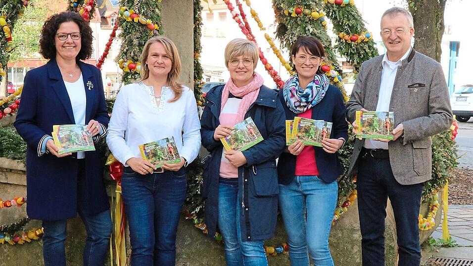 Stellten die neue Brosch&uuml;re f&uuml;r die Kinderfreizeit 2024 am Donnerstag gemeinsam vor: Carola Rieger, Marion Beer, Sandra Ederer, Manuela Schmidt und Markus Ackermann (von links)