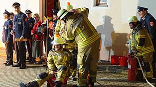 Wasser muss in den Löschbehälter auf dem Helm gefüllt werden. Wasser muss in den Löschbehälter auf dem Helm gefüllt werden.
