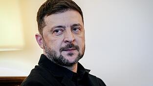 Selenskyj wird heute noch von Kanzler Friedrich Merz (CDU) empfangen. Selenskyj wird heute noch von Kanzler Friedrich Merz (CDU) empfangen.