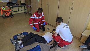 Training der Erwachsenen im San-Bereich mit Trainer Markus Bratek, der im Wettkampf Oberschiedsrichter ist.