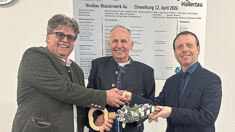 Harald Kienlein vom gleichnamigen Ingenieurb&uuml;ro &uuml;berreichte Zweckverbandsvorsitzendem Franz Stiglmaier und Werkleiter Thomas Dengler (v. l.) den Schl&uuml;ssel zum neuen Wasserwerk.