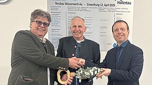 Harald Kienlein vom gleichnamigen Ingenieurb&uuml;ro &uuml;berreichte Zweckverbandsvorsitzendem Franz Stiglmaier und Werkleiter Thomas Dengler (v. l.) den Schl&uuml;ssel zum neuen Wasserwerk.