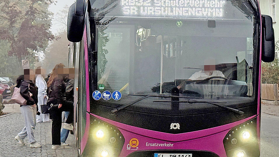 In Geiselhöring gibt es zwei Haltestellen. Die erste (Bild) ist am Bahnhof. Während Schüler aus Mallersdorf noch einen Sitzplatz bekommen, wird es in Geiselhöring schon eng. Viele der dort Zugestiegenen müssen stehen. In Geiselhöring gibt es zwei Haltestellen. Die erste (Bild) ist am Bahnhof. Während Schüler aus Mallersdorf noch einen Sitzplatz bekommen, wird es in Geiselhöring schon eng. Viele der dort Zugestiegenen müssen stehen.
