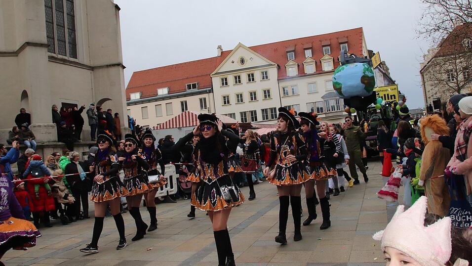 In der Regensburger Altstadt sind mit dem Ostbayerischen Faschingszug die Narren los. In der Regensburger Altstadt sind mit dem Ostbayerischen Faschingszug die Narren los.