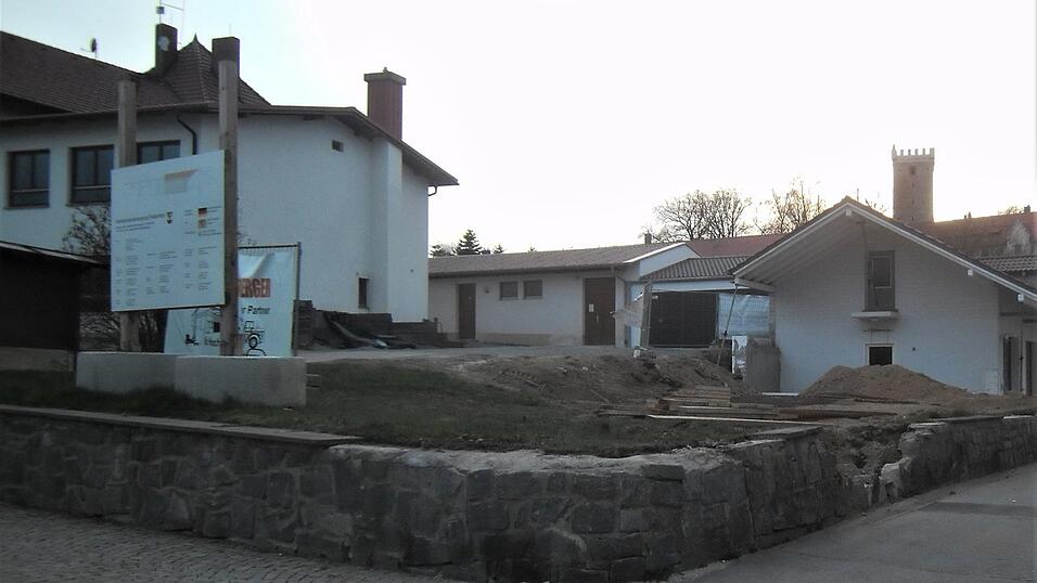 Ebenfalls der f&uuml;r den Abbruch vorgesehene Geb&auml;udeteil (links im Bild) und zudem das Geb&auml;ude (ganz rechts) in dem die Heizungsanlage zur Nahw&auml;rmeversorgung, das neue Dorfgemeinschaftshaus soll hier angeschlossen werden, untergebracht ist.