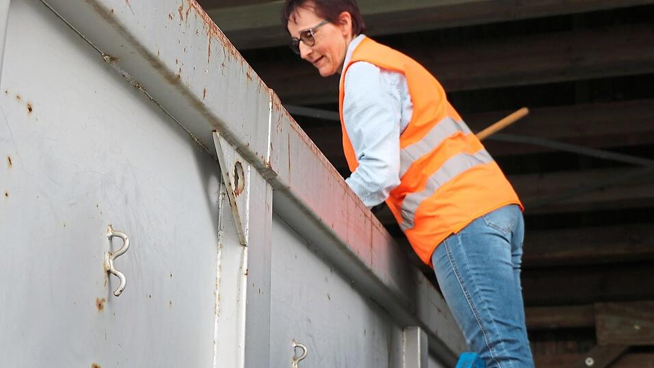 Erna R&ouml;tzer fischt 'Irrl&auml;ufer' aus einem Container.