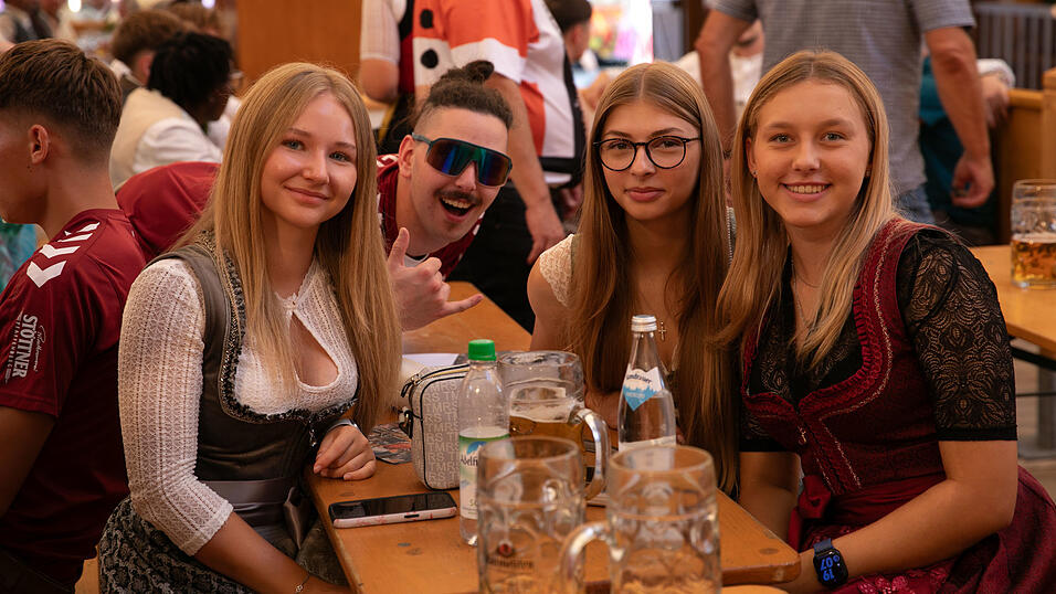 Die Partybilder vom Montag,11. August, aus dem Festzelt Nothaft. Die Partybilder vom Montag,11. August, aus dem Festzelt Nothaft.