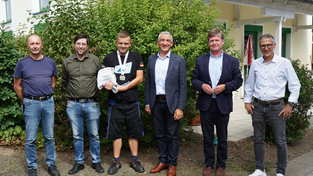 Ein glänzender Empfang: Landrat Ronny Raith (4.v.l.) und die Regener Werkstätten mit (v. l.) Gruppenleiter Wolfgang Loibl, Werkstattleiter Manuel Troiber, dem Zweiten Vorstandsvorsitzenden Franz Siedersberger und Geschäftsführer Volker Kuppler feierten Goldschwimmer Dorian Burkardt (3.v.l.).