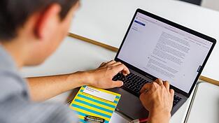 In Kürze muss der Landkreis Endgeräte für Schüler beschaffen. Hier wird sich herausstellen, wie viel Sparpotenzial im Beitritt zur Einkaufsgenossenschaft steckt. Weniger aufwendig wird es in jedem Fall, weil die Ausschreibung abgegeben werden kann.