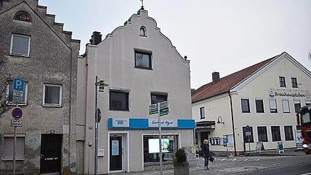 Das Haus mit dem Versicherungsb&uuml;ro im Erdgeschoss soll abgerissen und ein gr&ouml;&szlig;erer Ersatzbau soll auf dem Grundst&uuml;ck errichtet werden. Zur Diskussion stand die Ausf&uuml;hrung des Giebels.