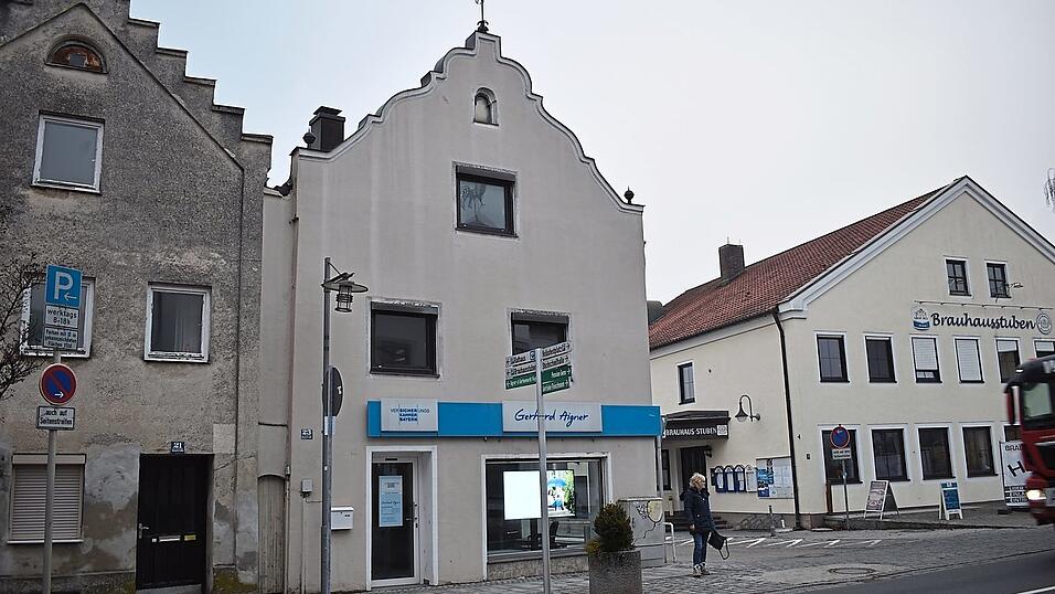 Das Haus mit dem Versicherungsb&uuml;ro im Erdgeschoss soll abgerissen und ein gr&ouml;&szlig;erer Ersatzbau soll auf dem Grundst&uuml;ck errichtet werden. Zur Diskussion stand die Ausf&uuml;hrung des Giebels.