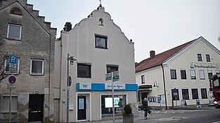 Das Haus mit dem Versicherungsb&uuml;ro im Erdgeschoss soll abgerissen und ein gr&ouml;&szlig;erer Ersatzbau soll auf dem Grundst&uuml;ck errichtet werden. Zur Diskussion stand die Ausf&uuml;hrung des Giebels.