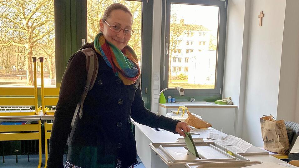 Katrin Dengler, OB-Kandidatin der &Ouml;DP, hat ihre Stimme im Wahllokal im Anton-Bruckner-Gymnasium abgegeben.