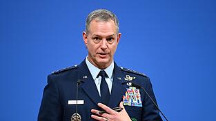 Der Oberbefehlshaber der Nato-Streitkräfte in Europa, Alexus Grynkewich, erwartet kurzfristig keine weiteren Ankündigungen - langfristig aber schon. Der Oberbefehlshaber der Nato-Streitkräfte in Europa, Alexus Grynkewich, erwartet kurzfristig keine weiteren Ankündigungen - langfristig aber schon.