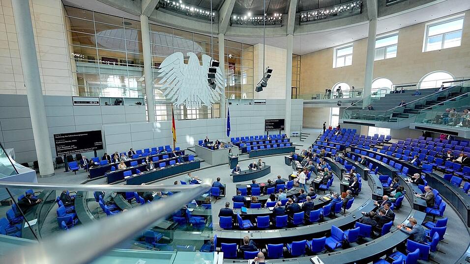 Der Bundestag debattierte zum ersten Mal über die Reform, die umstritten ist. Der Bundestag debattierte zum ersten Mal über die Reform, die umstritten ist.