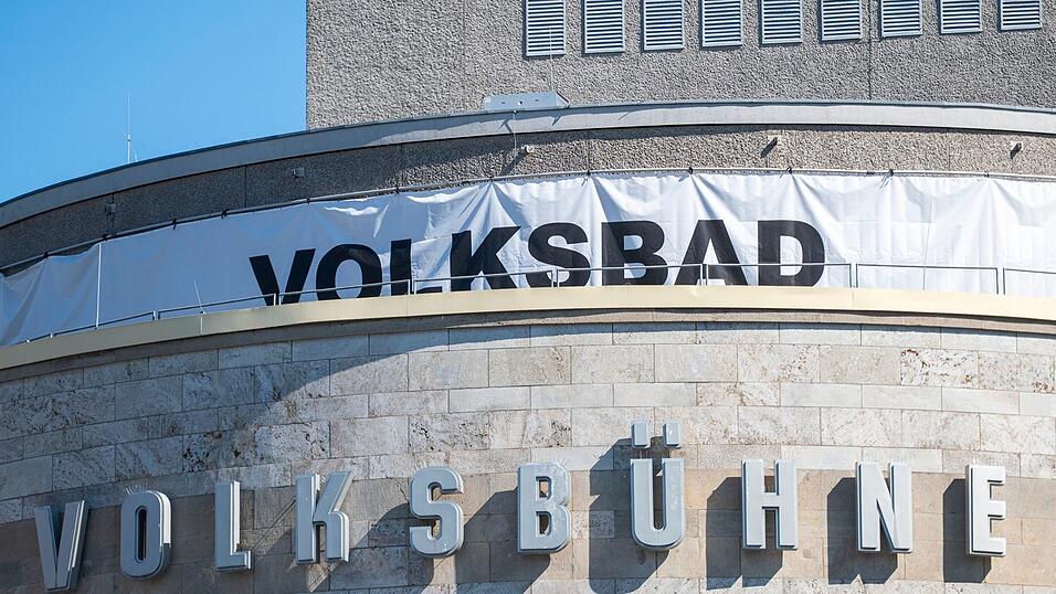 Die Volksbühne hat ein temporäres Schwimmbad aufgebaut. Die Volksbühne hat ein temporäres Schwimmbad aufgebaut.