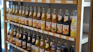 &Uuml;ber 30 verschiedene Sorten Saft f&uuml;hrt die OGV im Sortiment.