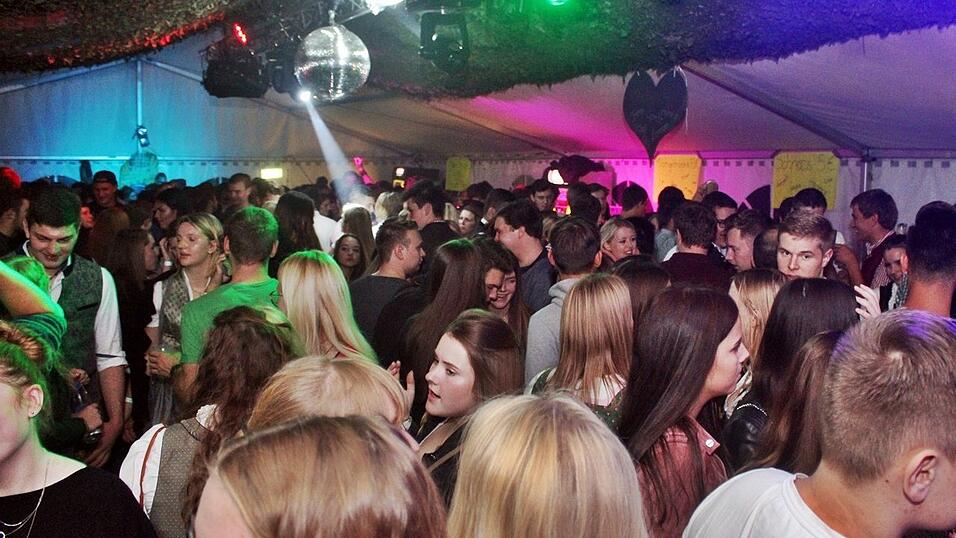 Die besten Bilder vom Wein- und Wei&szlig;bierfest des Burschenvereins Arth und der M&auml;dchengruppe.