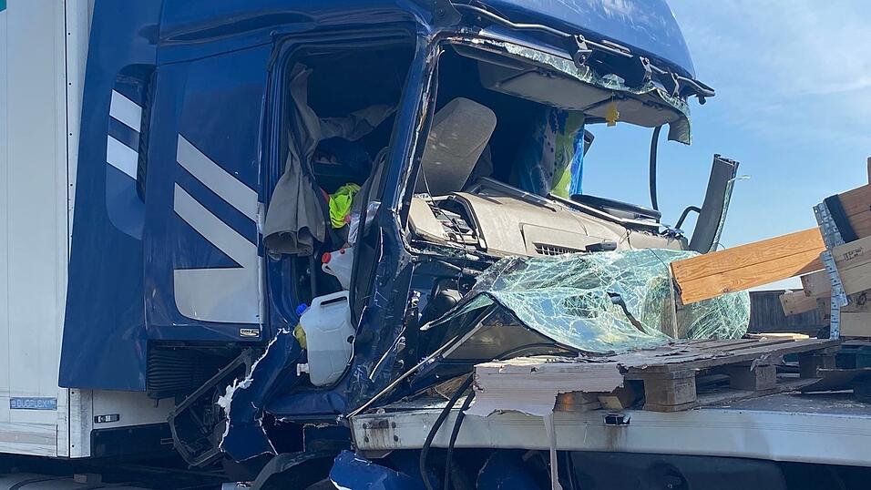 Drei Lkw knallten am Mittwochmorgen auf der Autobahn A3 zwischen Sinzing und Regensburg aufeinander. Zwei der Fahrer wurden dabei schwer verletzt.