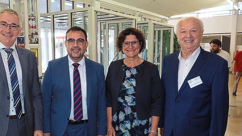 Landrat Werner Bumeder, MdL Dr. Petra Loibl und Richard Baumgartner (Vorsitzender des Kreisseniorenrats) begrüßten den Ehrengast: Den Bayerischen Staatsminister für Gesundheit und Pflege Klaus Holetschek. Landrat Werner Bumeder, MdL Dr. Petra Loibl und Richard Baumgartner (Vorsitzender des Kreisseniorenrats) begrüßten den Ehrengast: Den Bayerischen Staatsminister für Gesundheit und Pflege Klaus Holetschek.