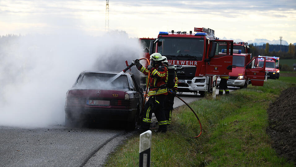 Die Feuerwehr konnte das brennende Auto nicht mehr retten.