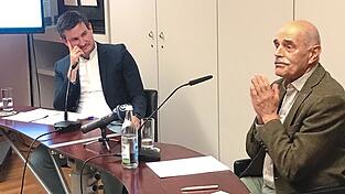 Geht mit Ermittlern, Medien und ehemaligen Parteifreunden hart ins Gericht: Der Regensburger Alt-OB Hans Schaidinger (r.) war im Presseclub zu Gast bei Moderator Sebastian Grosser.
