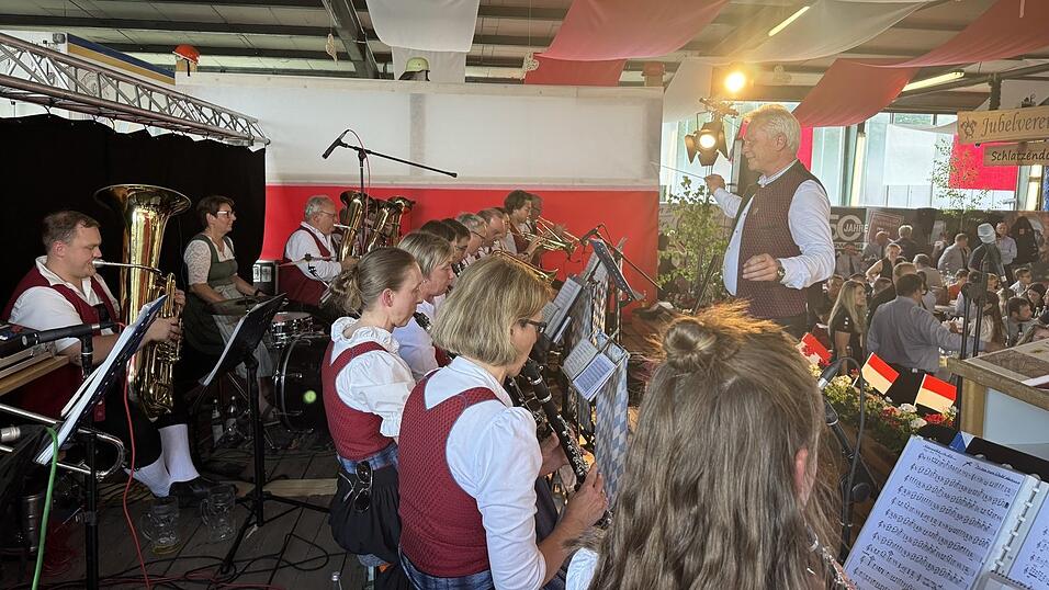 Die Stadtkapelle mit Alois Rainer als Dirigent