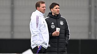 Bundestrainer Nagelsmann (l.) beobachtet das Training der Nationalmannschaft.