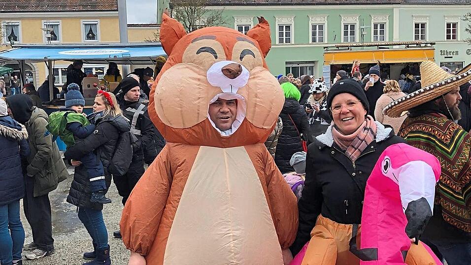 Ausgelassene Stimmung am Stadtplatz beim Familienfasching.
