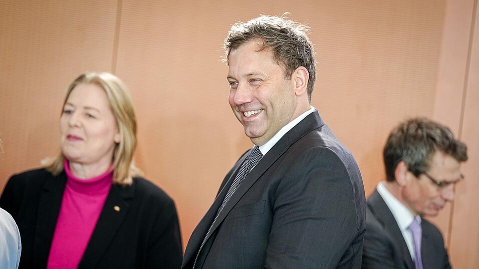 Bundesfinanzminister Lars Klingbeil spricht von Rekordinvestitionen im Eckpunkte-Plan f&uuml;r den Haushalt. Die Schulden steigen dennoch an.