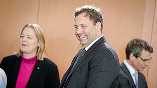 Bundesfinanzminister Lars Klingbeil spricht von Rekordinvestitionen im Eckpunkte-Plan f&uuml;r den Haushalt. Die Schulden steigen dennoch an.