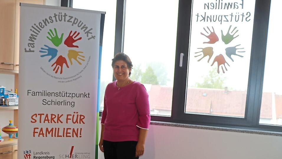 Das Geschäfts- und Bürgerhaus bietet dem Familienstützpunkt viel Platz für seine Angebote. Leiterin Annette Straßer ist darüber sehr froh, denn so kann das Angebot auch in Corona-Zeiten aufrecht erhalten werden. Das Geschäfts- und Bürgerhaus bietet dem Familienstützpunkt viel Platz für seine Angebote. Leiterin Annette Straßer ist darüber sehr froh, denn so kann das Angebot auch in Corona-Zeiten aufrecht erhalten werden.