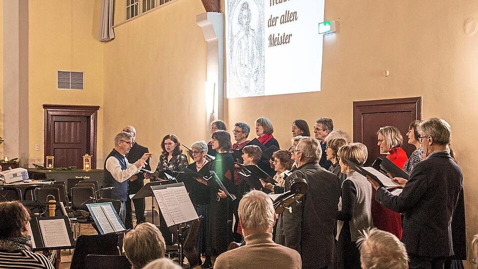 Auf die Leinwand wurden f&uuml;r das Publikum auch Liedtexte und Winterbilder projiziert.