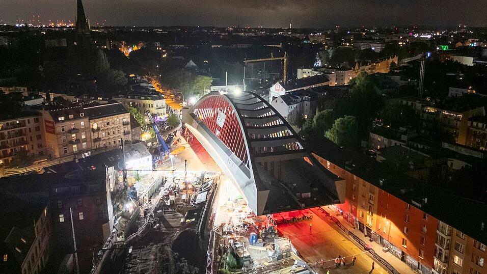 Teils waren zwischen der Hauswand und der Brücke nur 20 Zentimeter Platz. Teils waren zwischen der Hauswand und der Brücke nur 20 Zentimeter Platz.