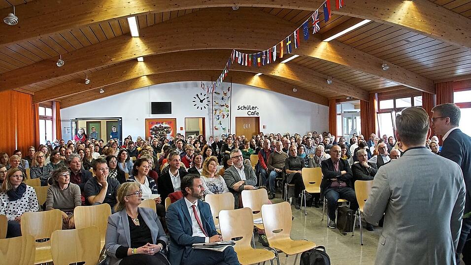 In der Aula der Mittelschule in Wörth lauschten Lehrkräfte aus den Regionen Cham und Regensburg einem Impulsreferat der Digitalberater Dr. Daniel Seebert und Dr. Thiemo Brandt. In der Aula der Mittelschule in Wörth lauschten Lehrkräfte aus den Regionen Cham und Regensburg einem Impulsreferat der Digitalberater Dr. Daniel Seebert und Dr. Thiemo Brandt.