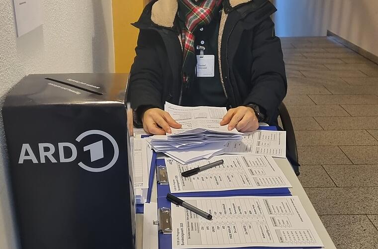 Für die ARD-Wahlberichterstattung wurden auch die Wähler in Miltach im Wahllokal im Rathaus befragt. Für die ARD-Wahlberichterstattung wurden auch die Wähler in Miltach im Wahllokal im Rathaus befragt.