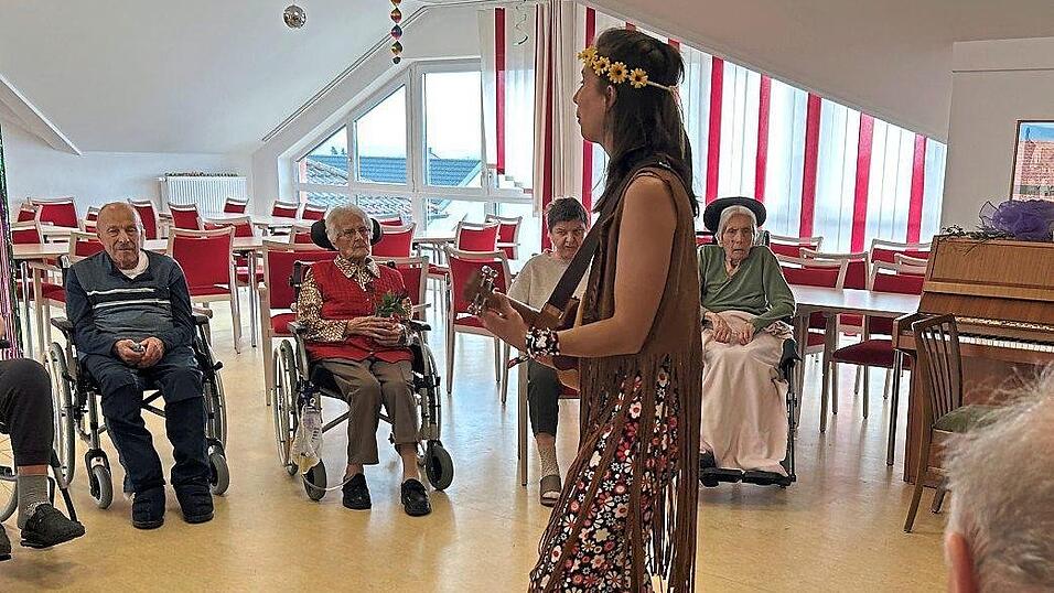 Maria Gotzler begleitet den Gesang mit der Ukulele. Maria Gotzler begleitet den Gesang mit der Ukulele.