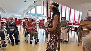Maria Gotzler begleitet den Gesang mit der Ukulele.