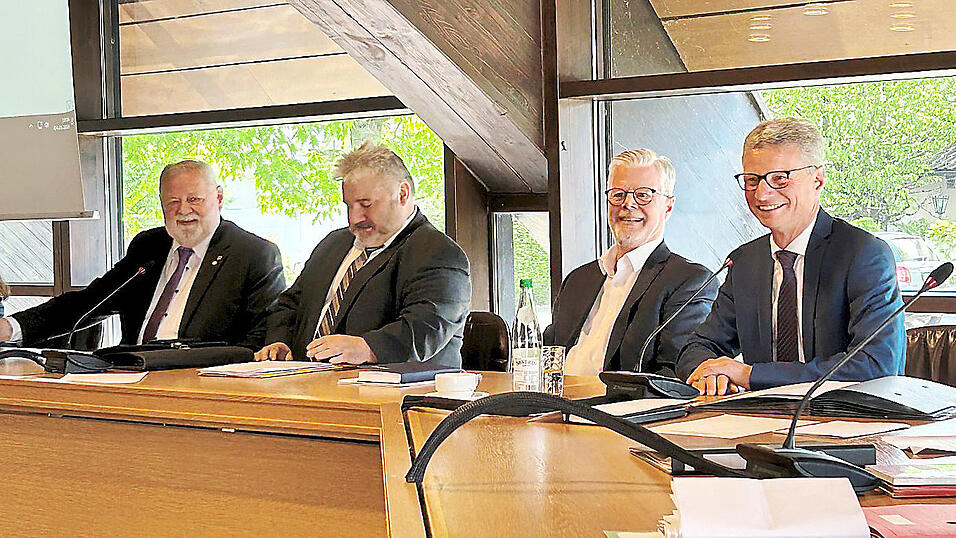 Landrat Bernd Sibler mit seinen Stellvertretern Roman Fischer (CSU), Alois Oswald (FW) und Eugen Gegenfurtner (SPD) (v.r.).