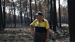 Monchaux kämpft mit anderen auch selbst gegen neu ausbrechende Feuer. Monchaux kämpft mit anderen auch selbst gegen neu ausbrechende Feuer.
