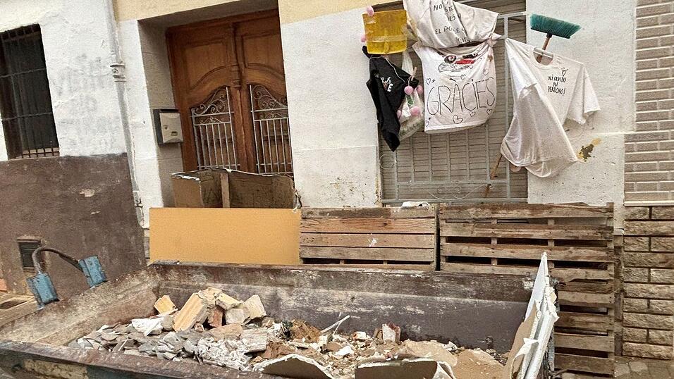 In vielen Orten danken Anwohner den freiwilligen Helfern in Form von Aufschriften auf Pappe oder Stoff, aber auch so manche Kritik an der Politik ist zu lesen.