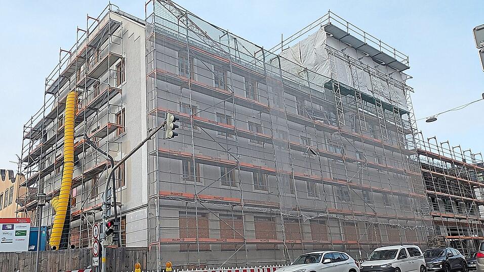 Es geht voran, in der Stadtmitte: Helle Holzfenster in den Obergeschossen lassen schon die künftige Optik des Sparkassen-Gebäudes erahnen. Es geht voran, in der Stadtmitte: Helle Holzfenster in den Obergeschossen lassen schon die künftige Optik des Sparkassen-Gebäudes erahnen.