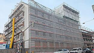 Es geht voran, in der Stadtmitte: Helle Holzfenster in den Obergeschossen lassen schon die künftige Optik des Sparkassen-Gebäudes erahnen. Es geht voran, in der Stadtmitte: Helle Holzfenster in den Obergeschossen lassen schon die künftige Optik des Sparkassen-Gebäudes erahnen.