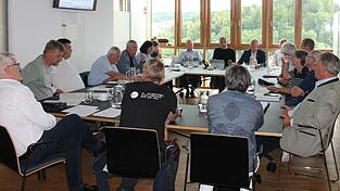 Im Landratsamt Regen tagte der Kreisausschuss unter Leitung von Landrat Ronny Raith (hinten, Mitte)
