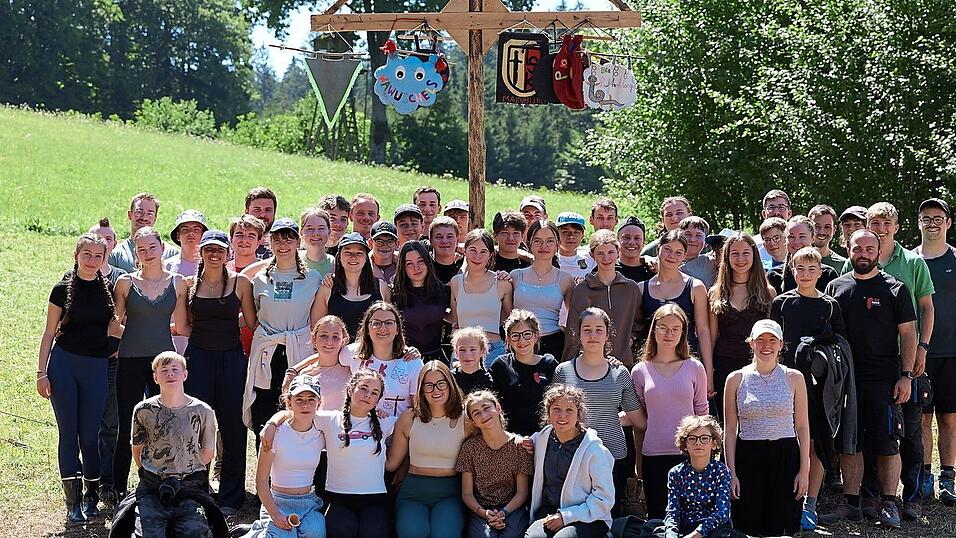 Im Hintergrund sieht man den Masten, von dem nachts Wimpel geklaut wurden.