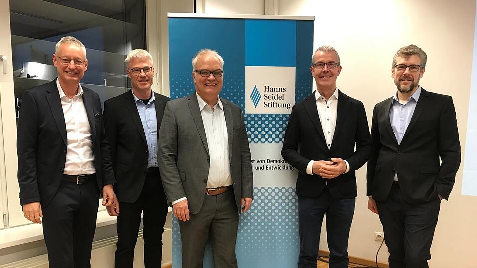 Beleuchteten die Mobilitätsfrage von verschiedenen Seiten (v.l.): Oberbürgermeister Markus Pannermayr, Alexander Kreipl vom ADAC Südbayern, Moderator Karl Heinz Keil von der Hanns-Seidel-Stiftung, Burkhard Hüttl vom Verband Deutscher Verkehrsunternehmen und Prof. Dr. Torsten Busacker von der Hochschule München. Beleuchteten die Mobilitätsfrage von verschiedenen Seiten (v.l.): Oberbürgermeister Markus Pannermayr, Alexander Kreipl vom ADAC Südbayern, Moderator Karl Heinz Keil von der Hanns-Seidel-Stiftung, Burkhard Hüttl vom Verband Deutscher Verkehrsunternehmen und Prof. Dr. Torsten Busacker von der Hochschule München.
