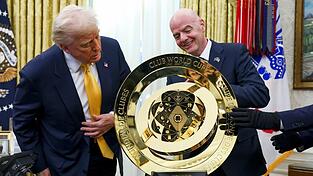 US-Präsident Donald Trump (l) und FIFA-Präsident Gianni Infantino mit der goldenen WM-Trophäe im Oval Office des Weißen Hauses.