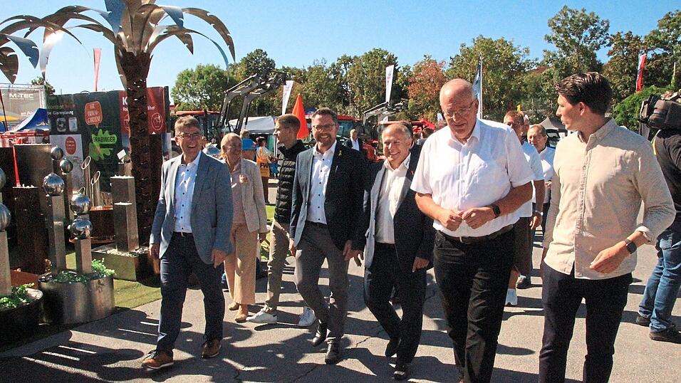 Die Spitzen aus Politik und Wirtschaft im Landkreis er&ouml;ffnen mit einem Rundgang durch die Ausstellung allj&auml;hrlich die ChamlandSchau.